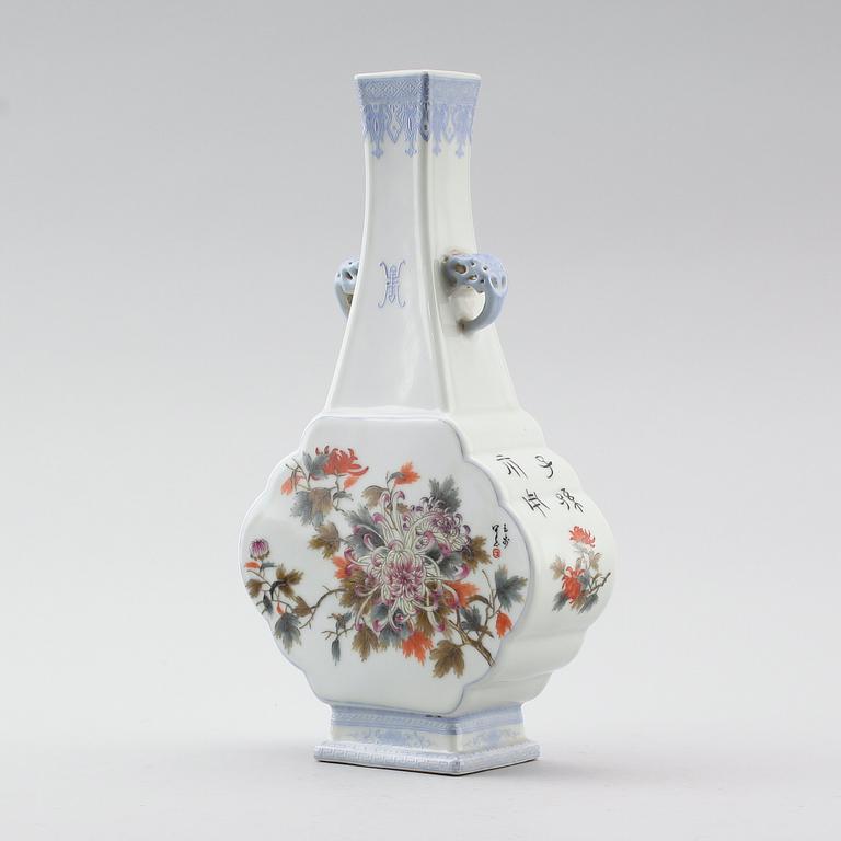 VAS, porslin, Kina, sannolikt 1900-tal.