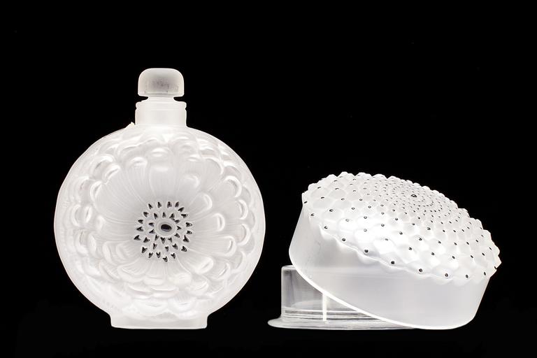 ASK MED LOCK OCH FLASKA, "Dahlia", glas. Lalique.