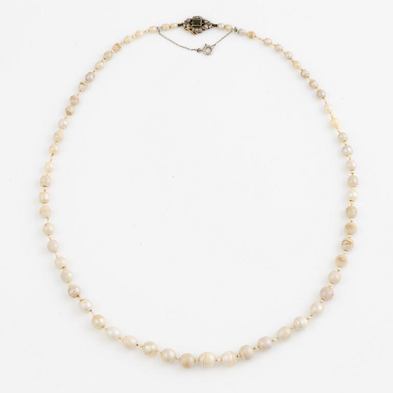 Pärlcollier, med doserade troligen flodpärlor, lås 18K guld och silver med rosenslipade diamanter och grön sten.