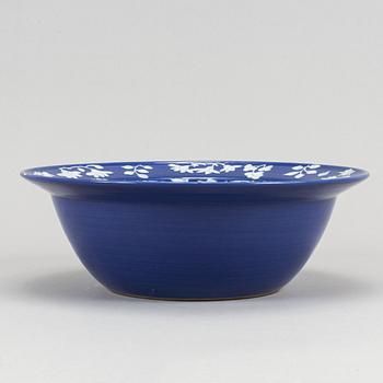 A blue and white reverse decorated basin, Mingstyle, late Qing dynasty.