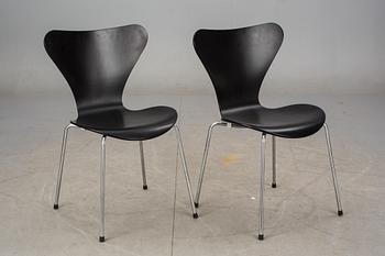 STOLAR, ett par, "Sjuan", Arne Jacobsen, Fritz Hansen, etikettmärkta 2000.