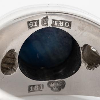 Ring, 18K white gold, set with brilliant-cut diamonds and a cabochon-cut sapphire.