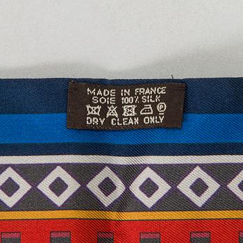 Hermès, a 'Collier de Chiens Maxi Twilly' silk scarf.