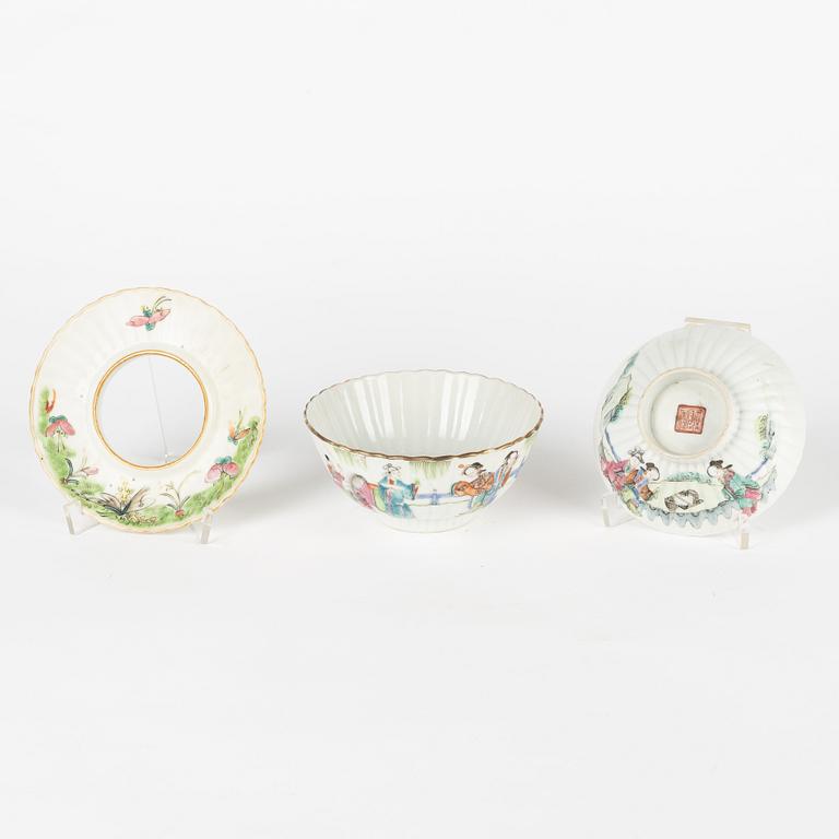 A set of two Chinese famille rose vases and two cups with covers and stands, late Qing dynasty/early 20th Century.