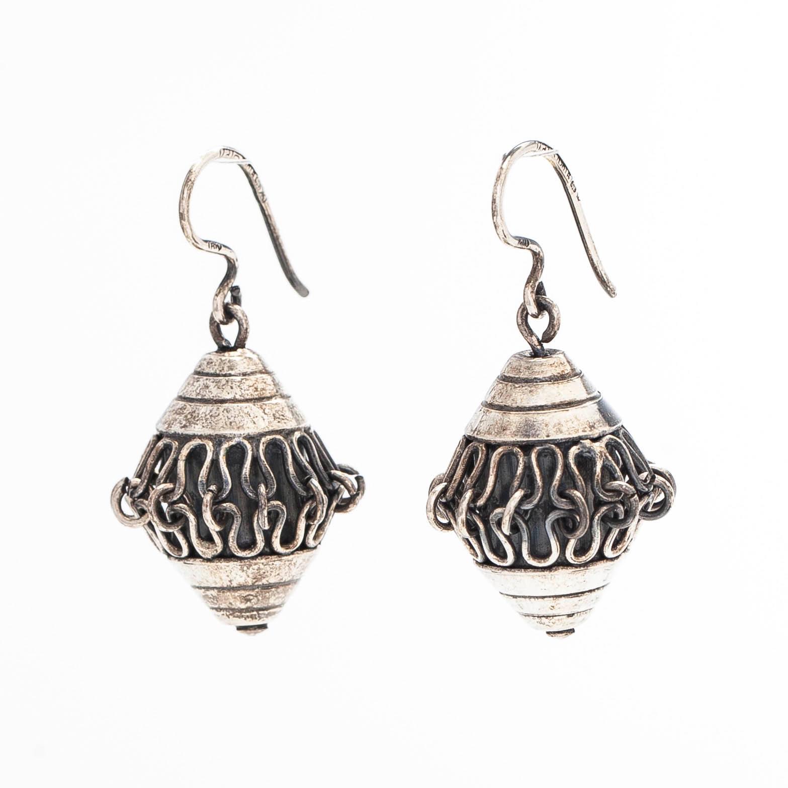 Kalevala Koru, korvakorut, hopeaa.