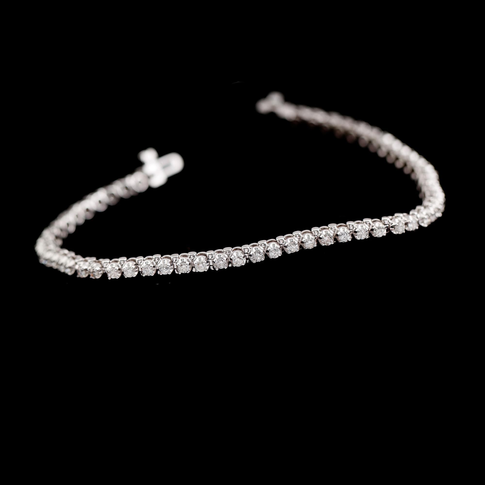 ARMBAND, 14 k vitguld, briljantslipade diamanter tot 1.89 ct.