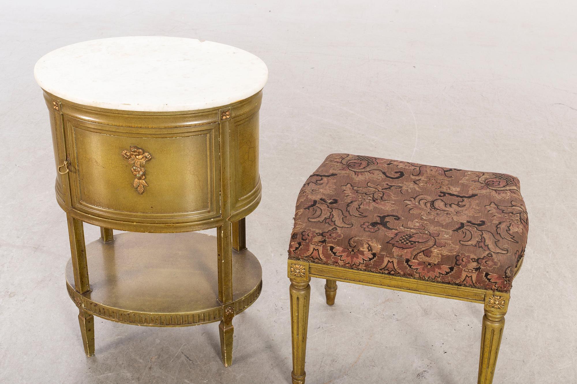 Sängbord samt taburett gustaviansk stil 1900-talets första hälft.