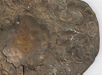 LJUSPLÅTAR, för ett ljus, ett par, försilvrad mässing.  Rokoko, 1700-talets andra hälft.