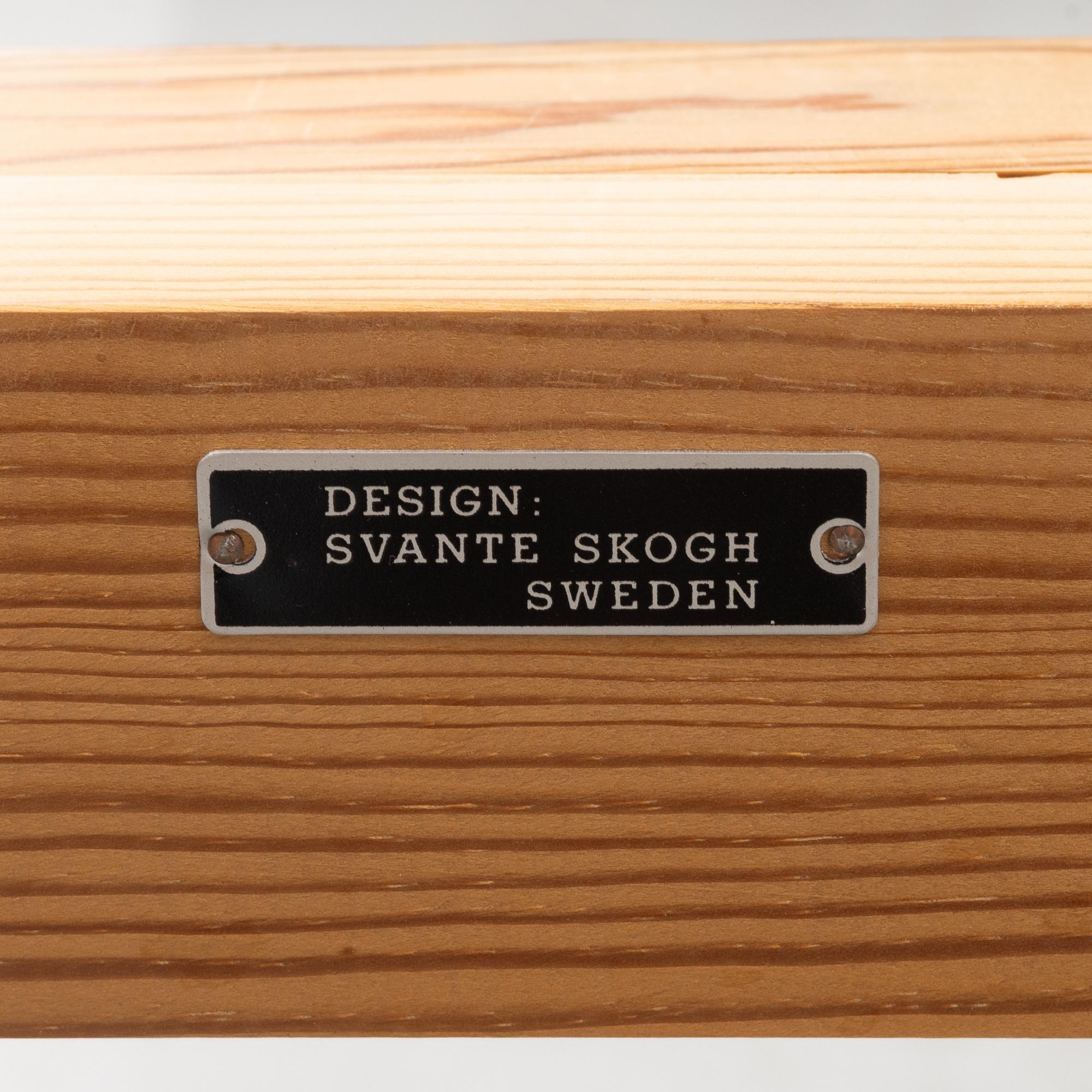 Svante Skogh, a 'Vindö' dining table and four chairs, Balders snickeri, Vaggeryd, second half of the 20th century.