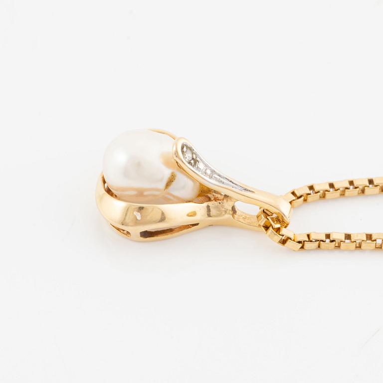 Pendant with chain in 18K gold featuring a cultured pearl and a diamond.