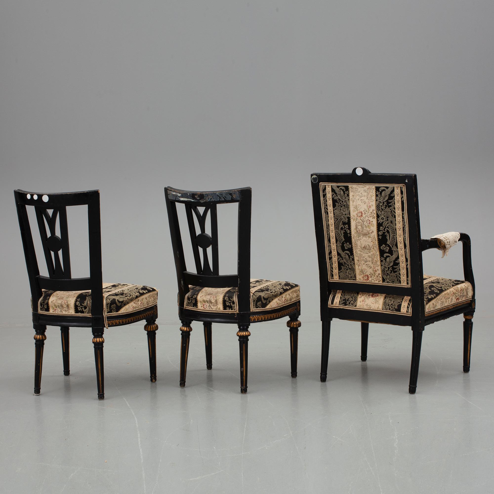 STOLAR, ett par samt KARMSTOL, sengustaviansk. omkring år 1800.