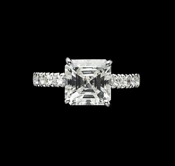 988. A square emerald cut diamond ring, 3.02 cts. Cert. IGI.