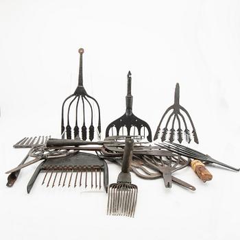A collection of 14 cast iron ljuster 19th/20th century.