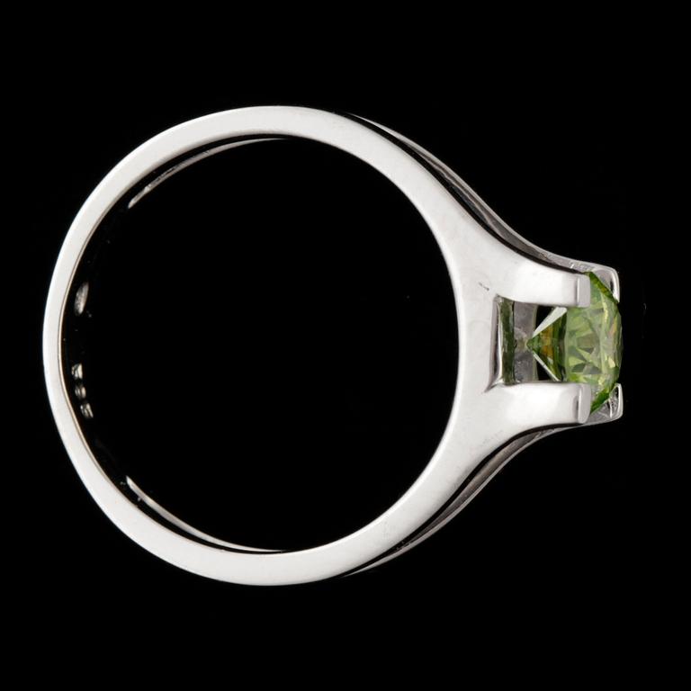 RING, 14k vitguld med grön diamant ca 0,70ct. Vikt 3,7g.