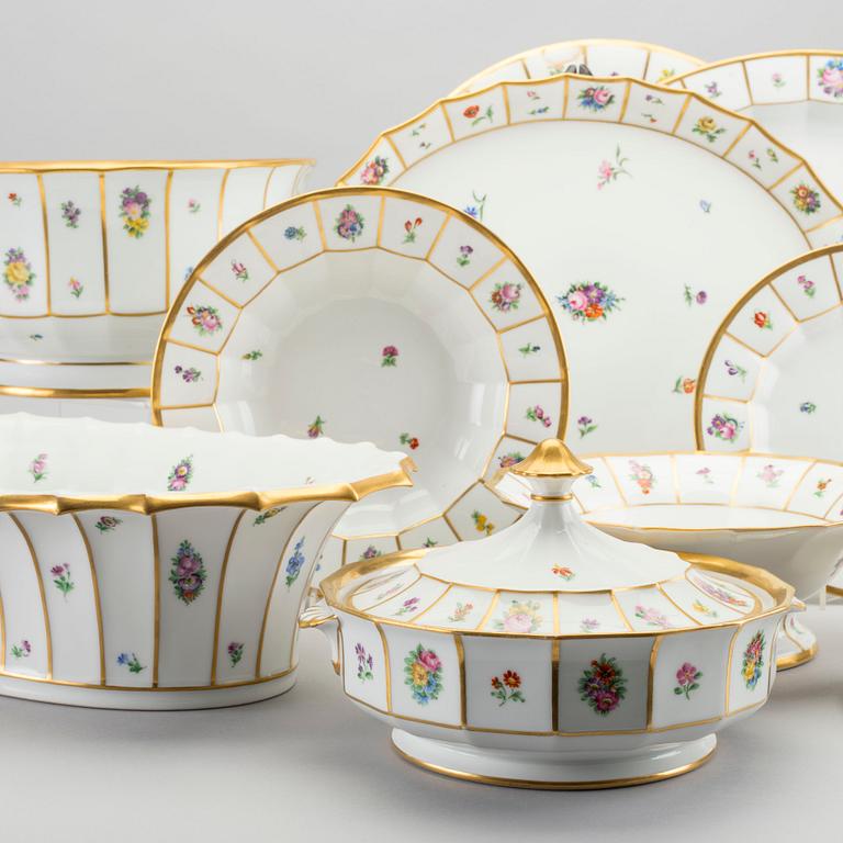A 83 PIECES "HENRIETTE" DINNER SERVICE IN POCELAIN BY ROYAL COPENHAGEN, Denmark.