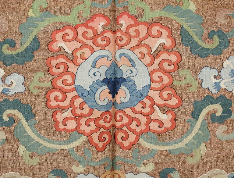 DUKAR, ett par, siden, Kina, sen Qingdynastin/tidigt 1900-tal. Ca 52x57 cm.