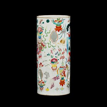 PERUKVAS, porslin, Kina omkring 1900.