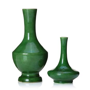 877. Two green glazed vases, Qing dynasty, 19th century.