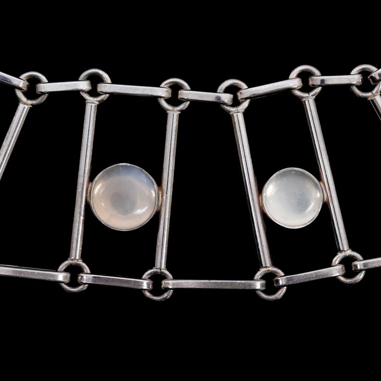 COLLIER MED ÖRHÄNGEN, ett par, silver och cabochonslipade månstenar. Sparr, Göteborg, 1956. Tot vikt 101,1g.