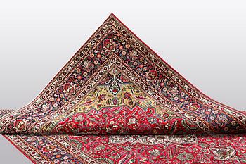 A carpet, Tabriz, ca 343 x 254 cm.