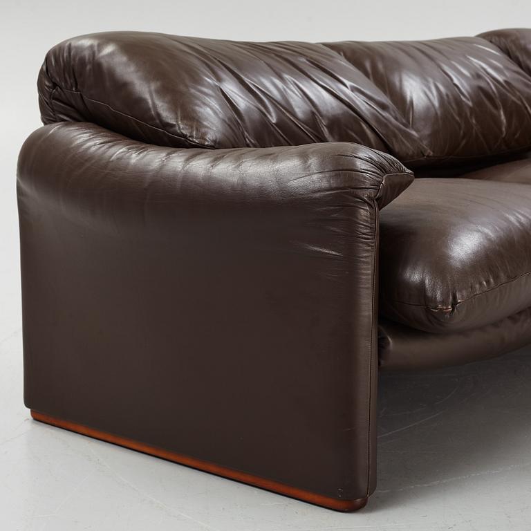 A Vico Magistretti leather sofa, "Maralunga" Cassina, Italy 20th century latter part.