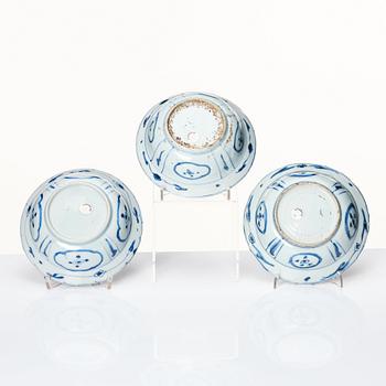 A set with 3 blue and white kraak dishes, Ming dynasty, Wanli (1572-1620).
