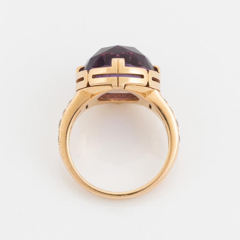 A Bulgari "Parentesi" ring in 18K gold set with faceted amethyst.