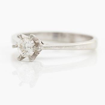 Ring, 18K vitguld med briljantslipad diamant.