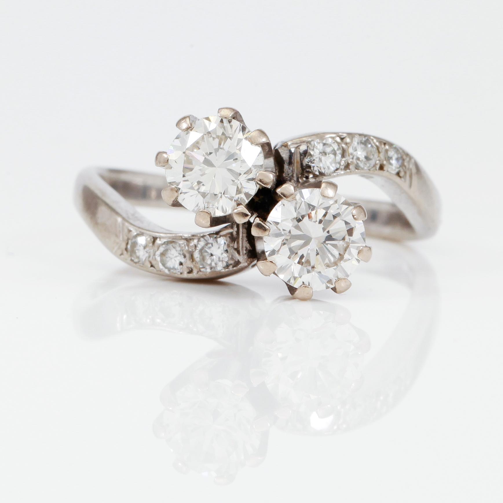 RING, 2 briljantslipade diamanter totalt ca 1,10 ct samt 6 mindre diamanter.