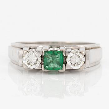 Ring in 18K white gold set with a step-cut emerald and round brilliant-cut diamonds.