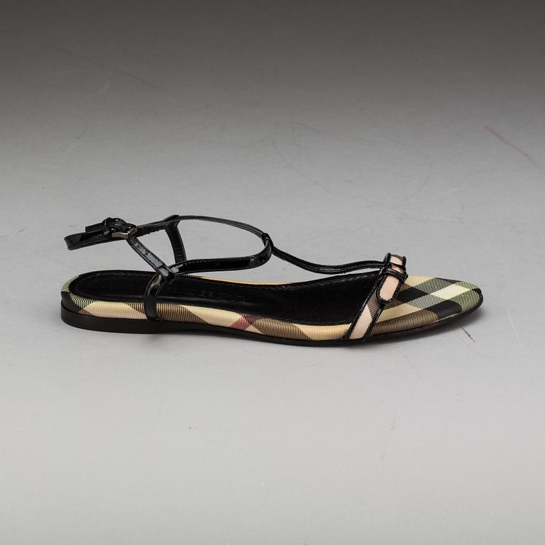 SANDALER, Burberry.