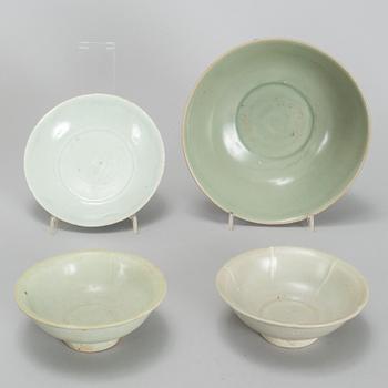 A group of Southeast asian ceramic bowls and dishes, presumably 16th/17th century.