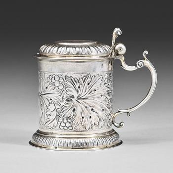 890. A German 17th century parcel-gilt tankard, mark of Abraham Grill, Augsurg (1672-1682).