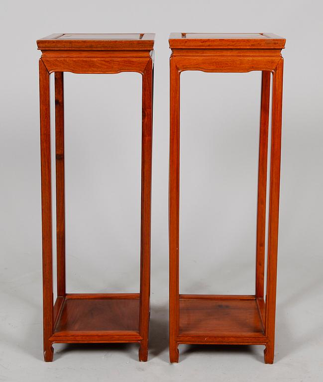 PIEDESTALER, 1 par, orientaliska, 1900-talets andra hälft.