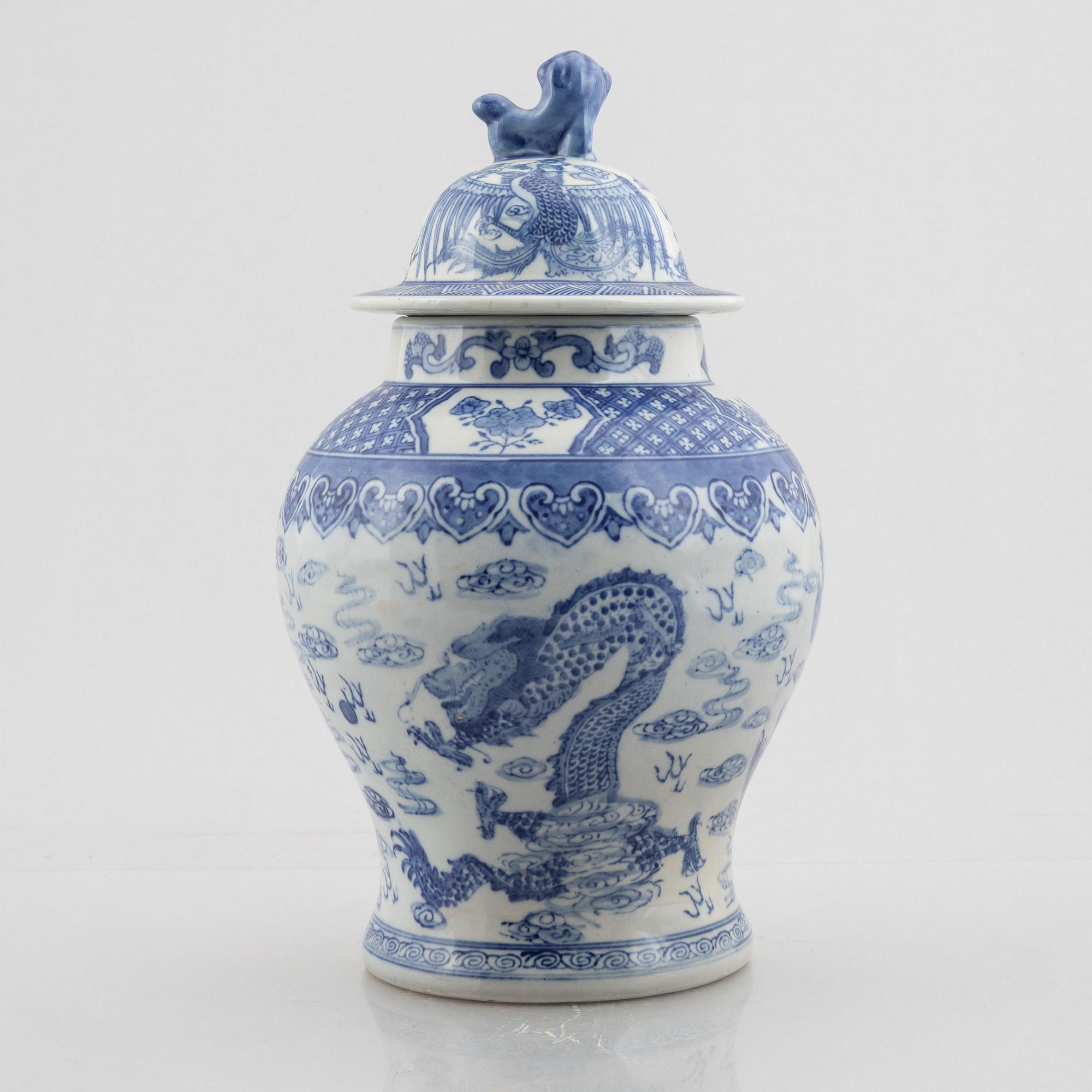 A porcelain urn with cover, China, 20th century.
