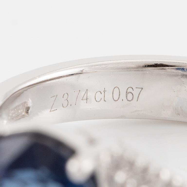 Damiani ring platina med en fasettslipad safir samt triangulära- och runda briljantslipade diamanter.