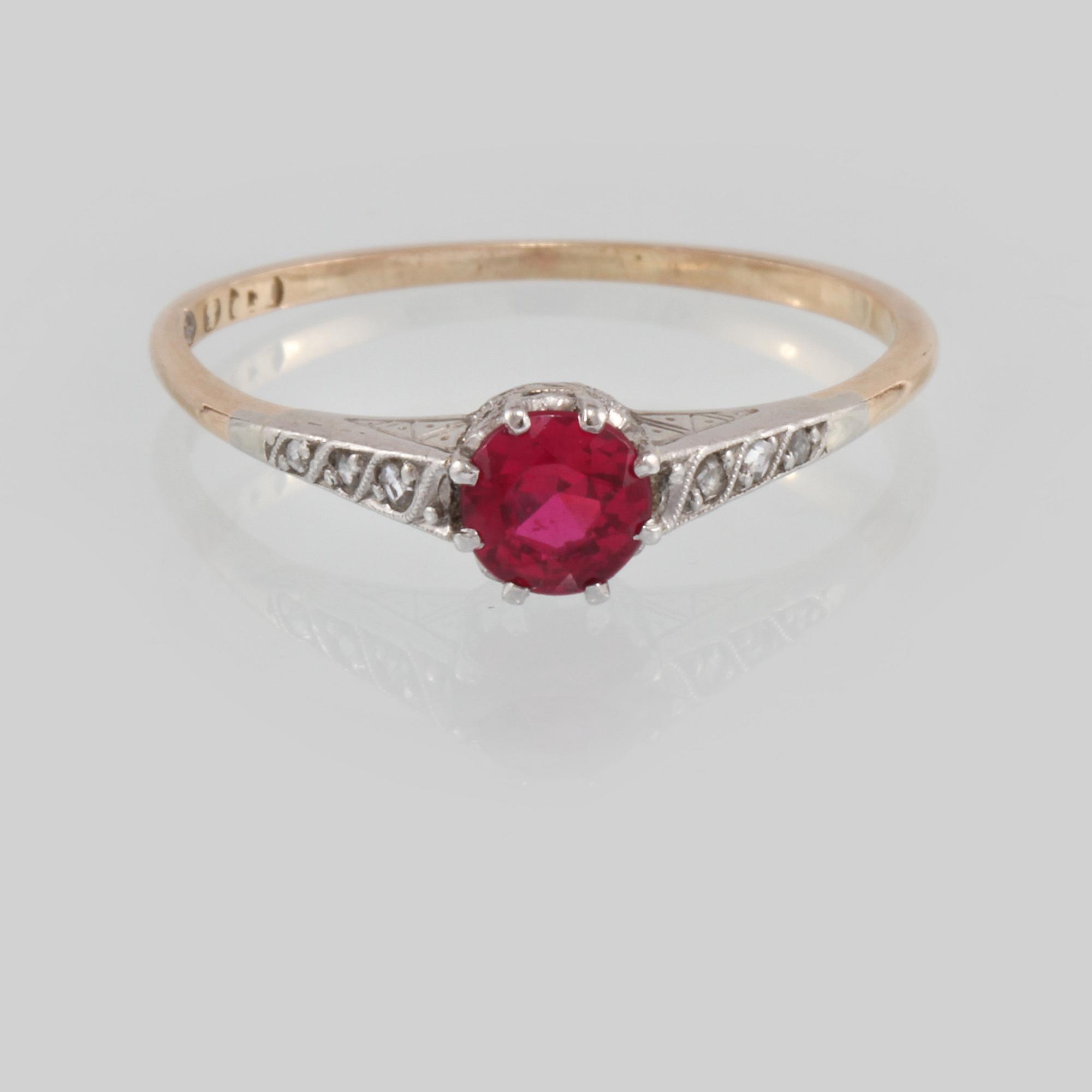 RING, 18K guld med syntetisk safir och 6 små diamanter, Stockholm, 1937. Vikt 2,1 gram.