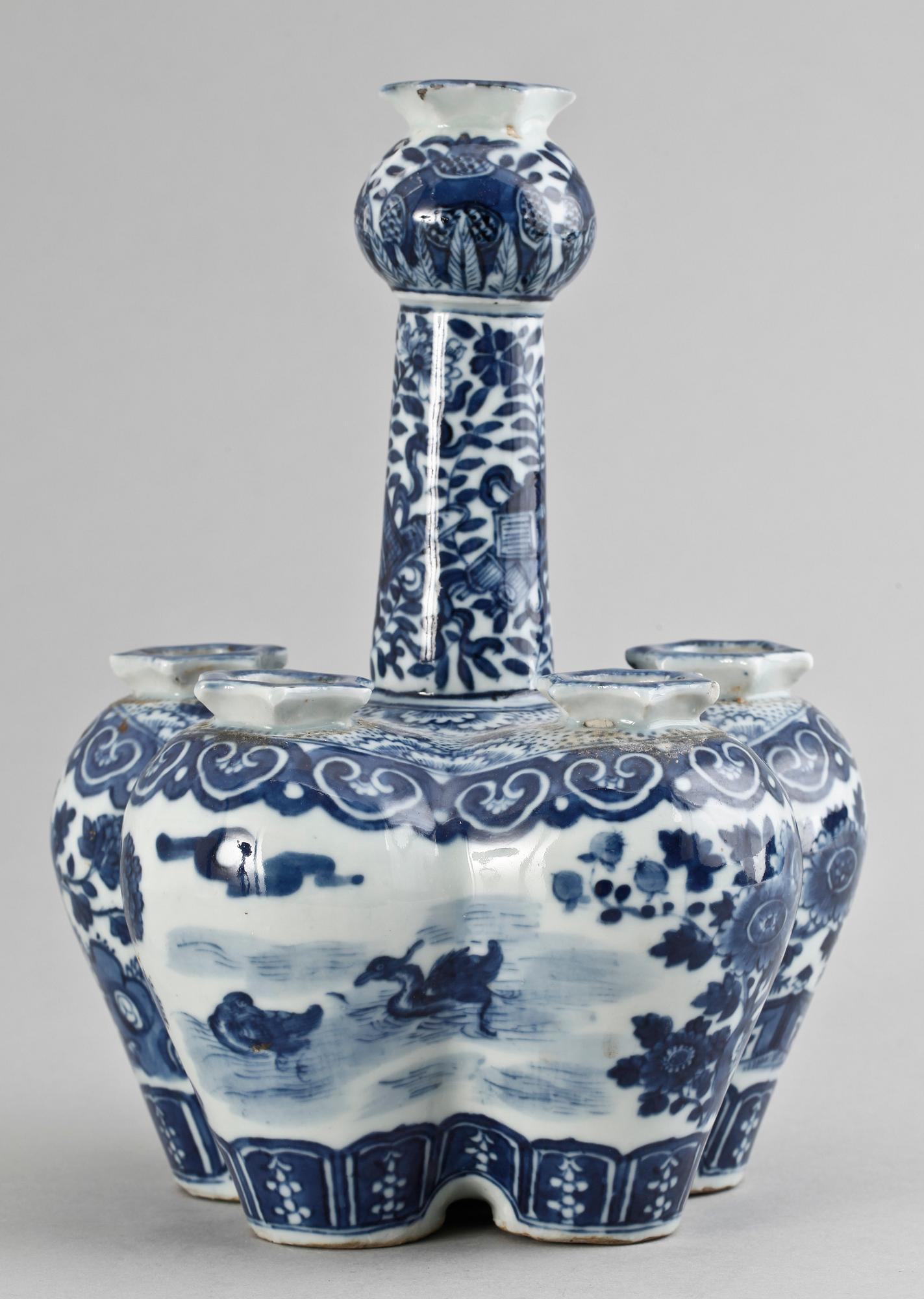 TULPANVAS, porslin, Kina, sen Qingdynasti 1800-tal.