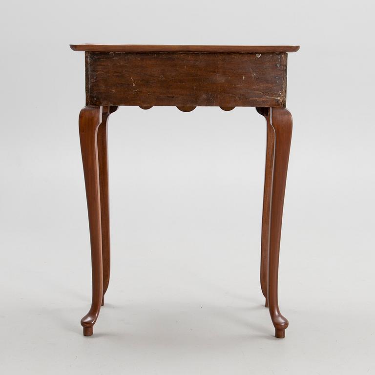 A QUEEN ANNE SIDETABLE, Mahogany veneered, England 18th century.