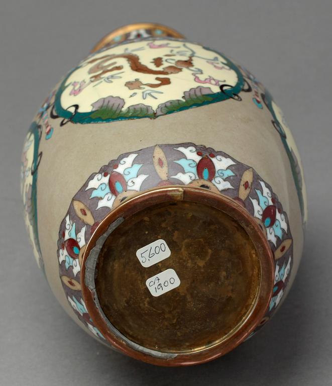 VASER 2st, URNA samt LJUSSTAKE, Japan, omkring 1900.