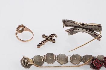 HÄNGE, BROSCH, ARMBAND samt RING, med fasetterade granater, troligen omkring sekelskiftet 1900.