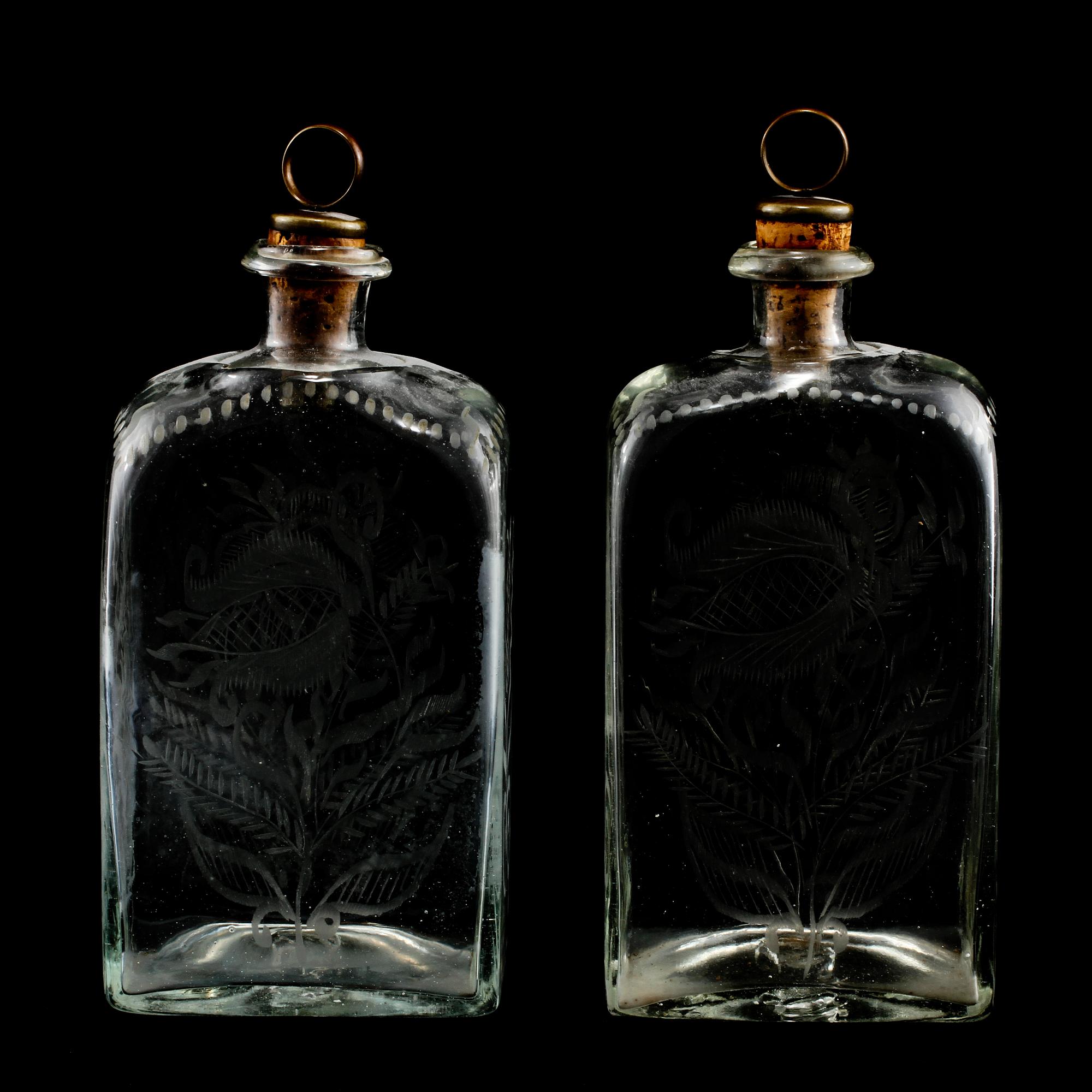 FLASKOR, ett par, glas, 1800/1900-tal.