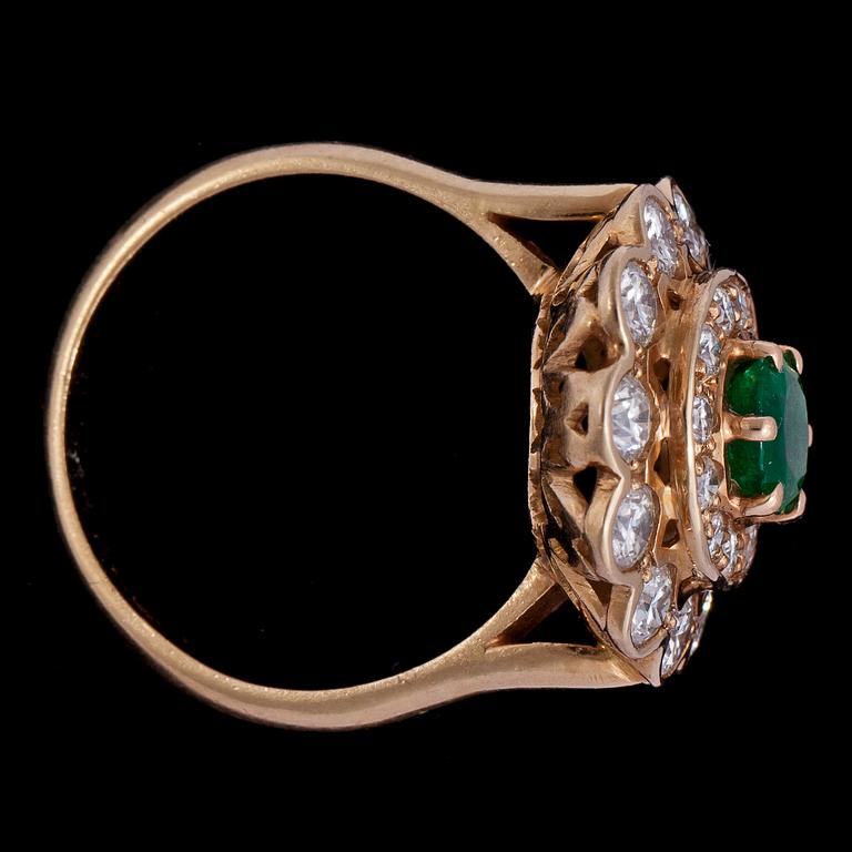 RING, fasettslipad smaragd, ca 1 ct, och briljantslipade diamanter, ca 2 ct.