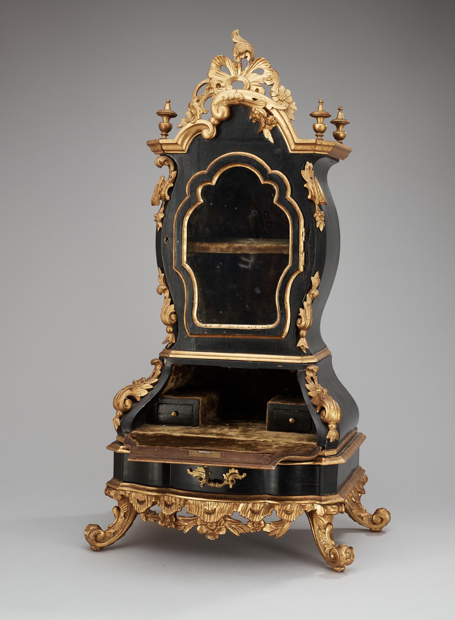 MINIATYRSKRIVSKÅP. Trol Danmark. Rokokostil, 1800-tal. I Ortmanns art.