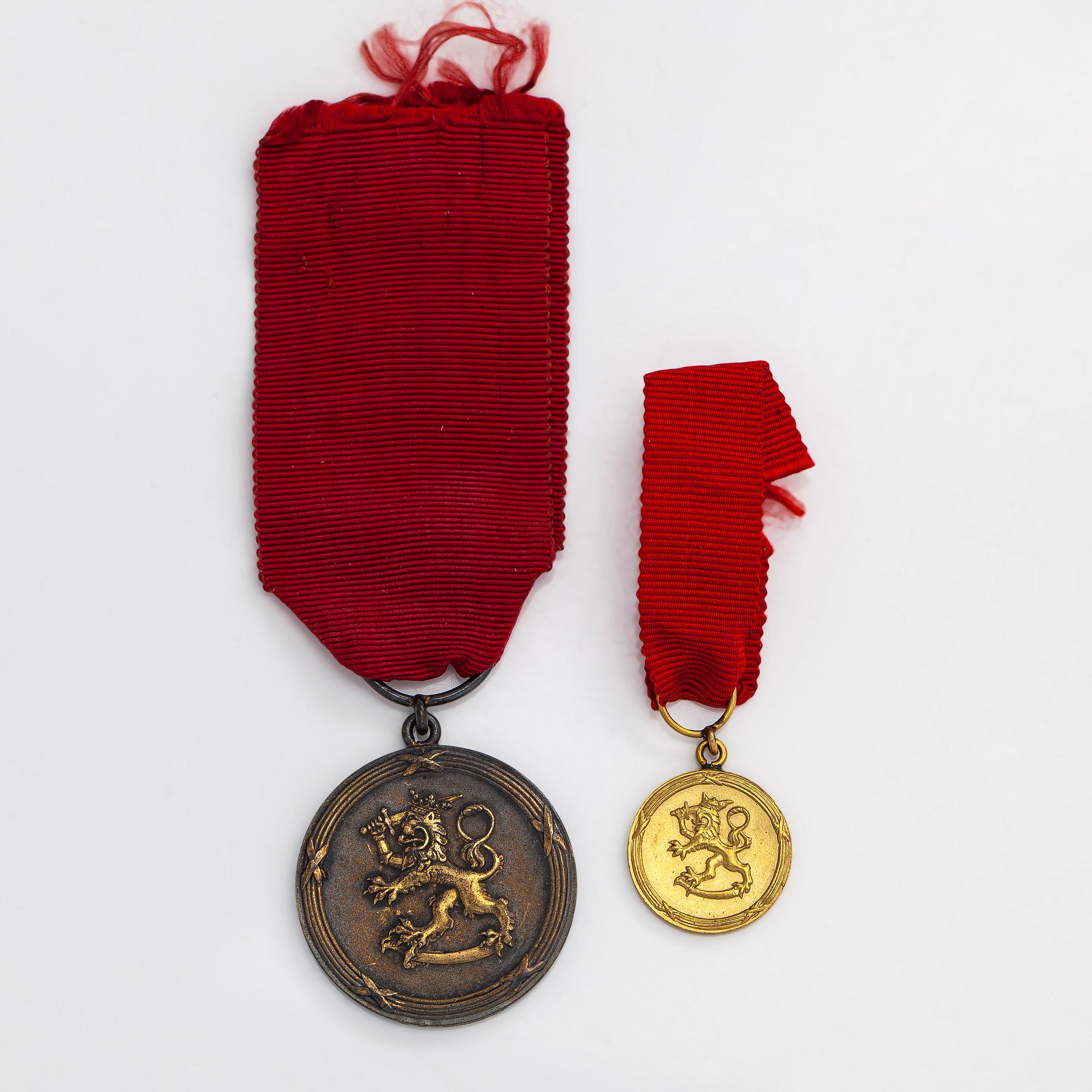 Birger Kaipiainen, "Pro Finlandia" medalj samt miniatyrmedalj, silver, tillverkare Tillander Helsingfors.