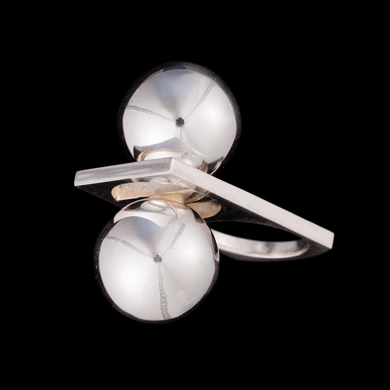 RING, sterling silver, Pekka Piekäinen Auran Kultaseppä Åbo 1974. Vikt 25 g.