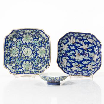 Two enamelled dishes, Qing dynasty, circa 1900.
