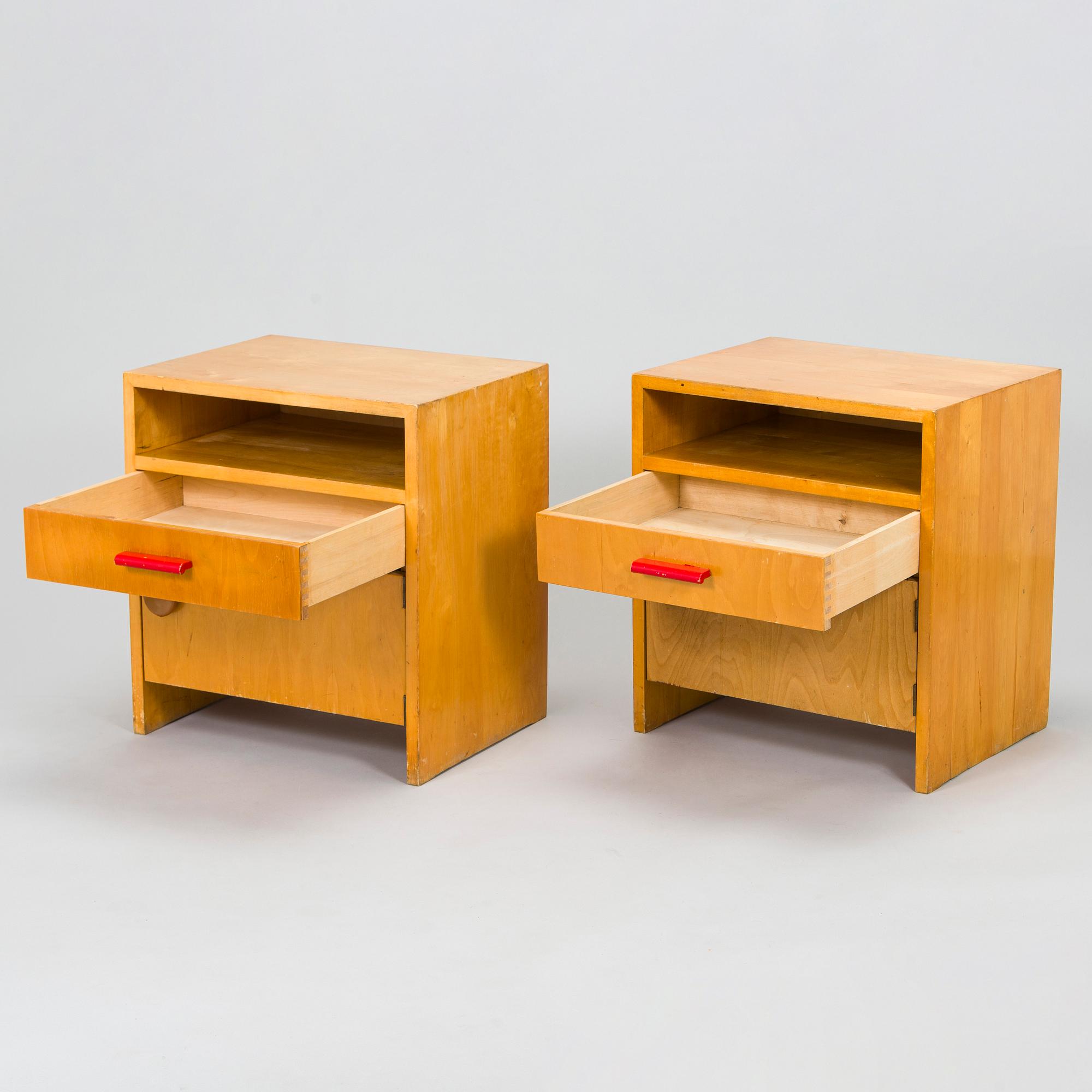 Aino Aalto, sängbord, 2 st, modell 170, O.Y. Huonekalu- ja Rakennustyötehdas A.B. 1940-tal.
