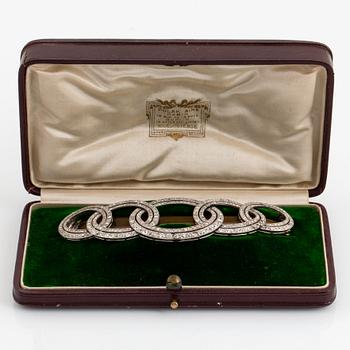 An Art Deco barrette/hairclip signed Cartier in platinum set with old- and rose-cut diamonds.
