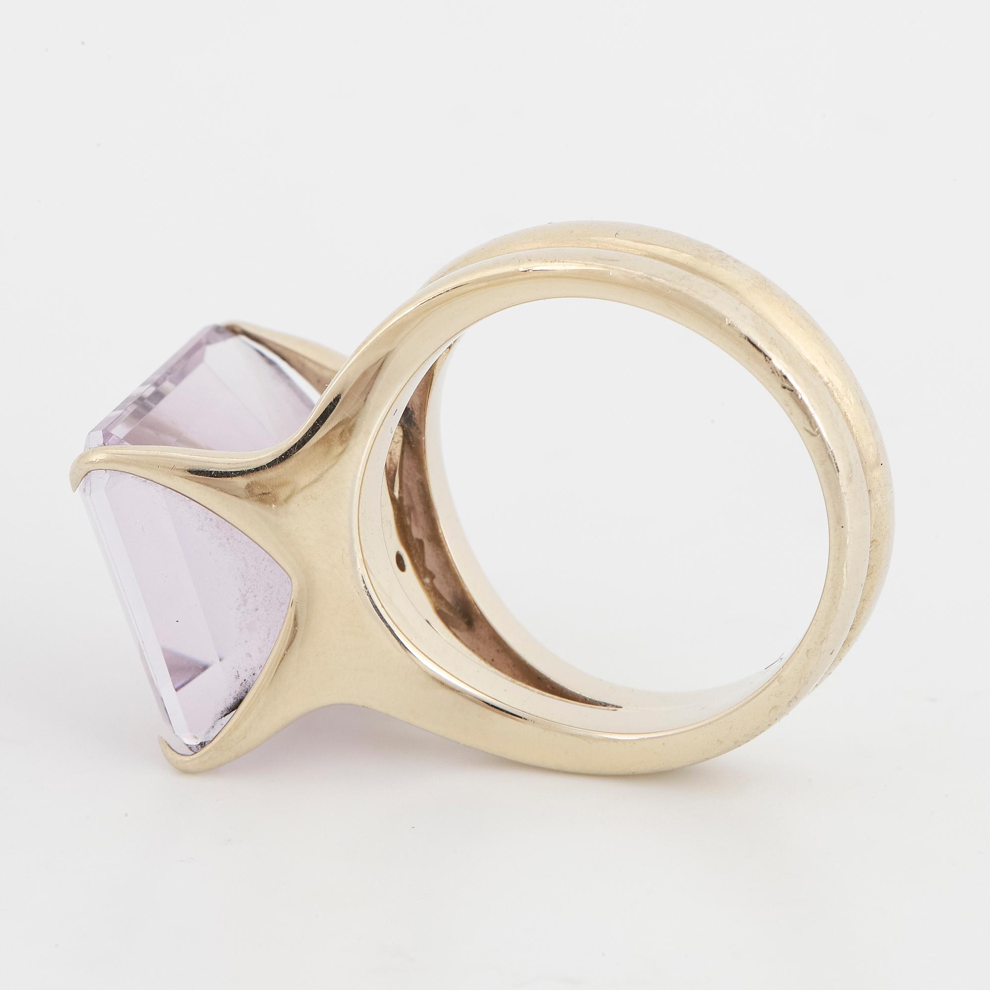 RING, H. Stern, med ametist.